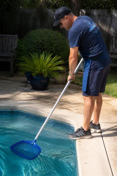 Profissional limpando piscina (2)