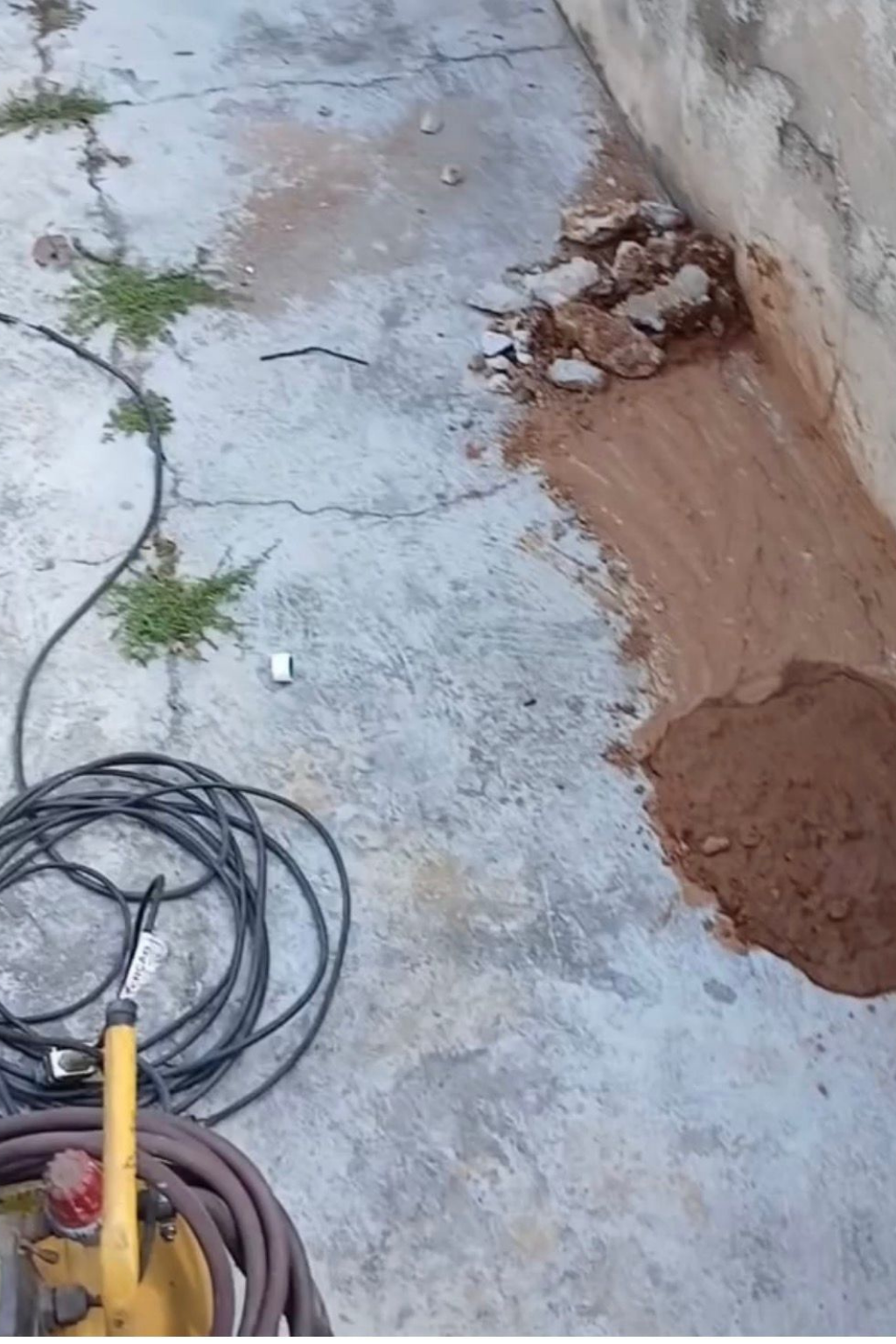 Profissional limpando piscina (4)